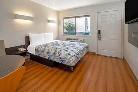 1 FULL BED | ADA/TUB