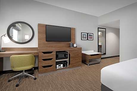 King Room with Accessible Tub - Mobility and Hearing Access/Non-Smoking