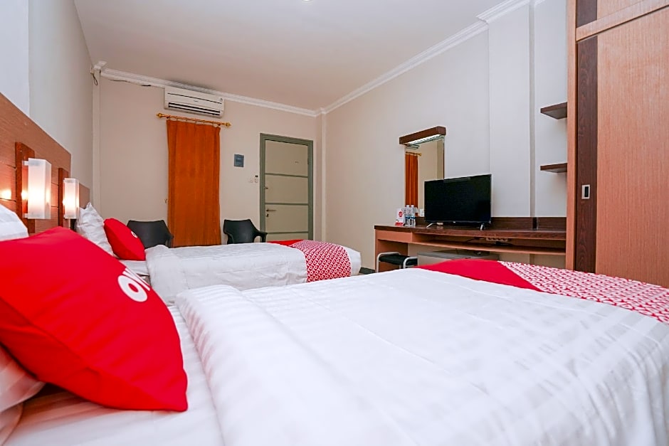 Super OYO 2075 Graha Marina