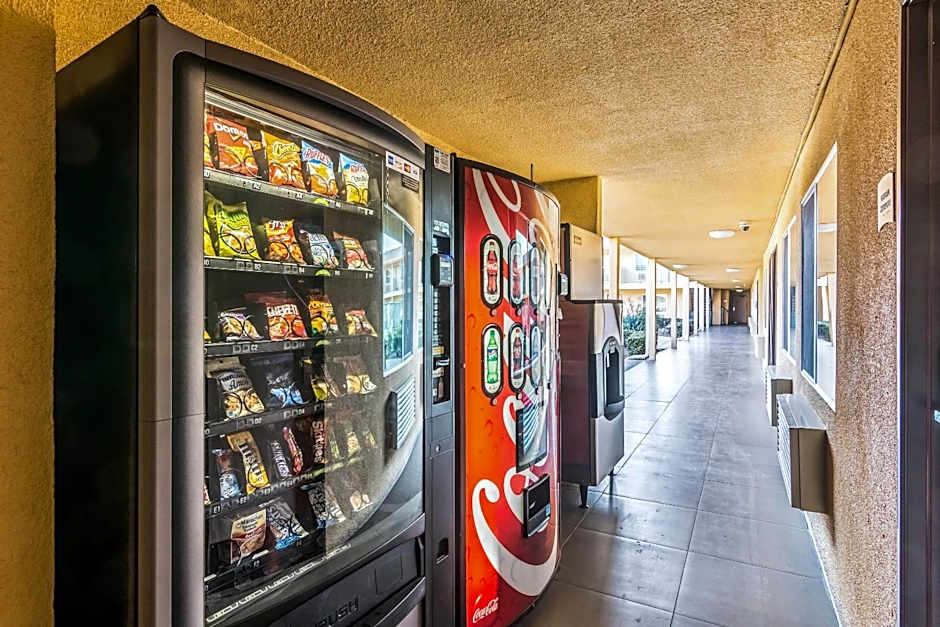 Quality Inn & Suites near Downtown Bakersfield