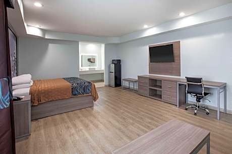 1 King Bed Room~ Non-Smoking
