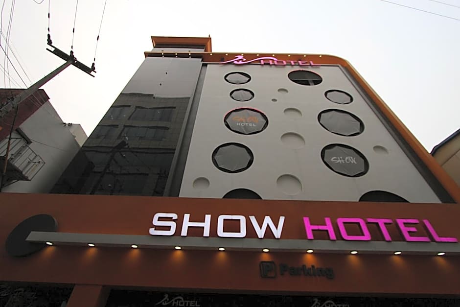 Show Hotel