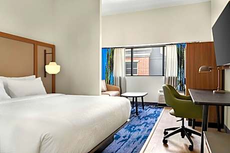 Studio with King Bed and Bathtub - Mobility Access