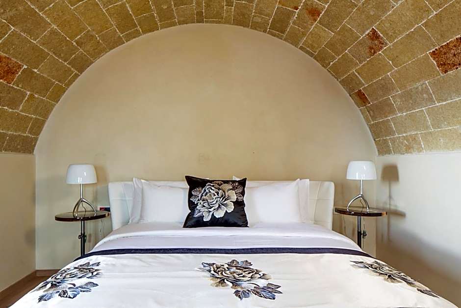 Moni Emvasis Luxury Suites