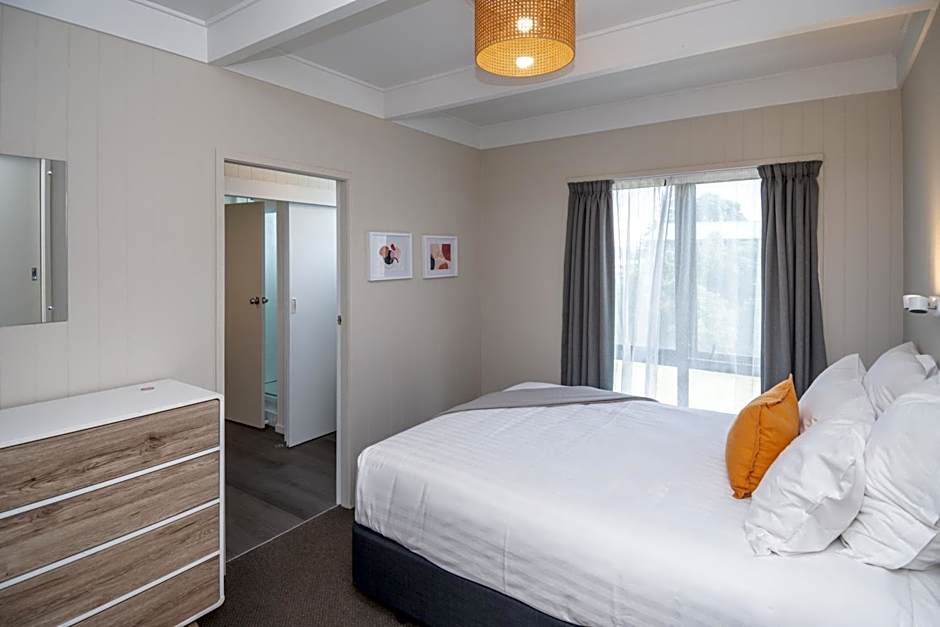 Whispering Sands Beachfront Motel