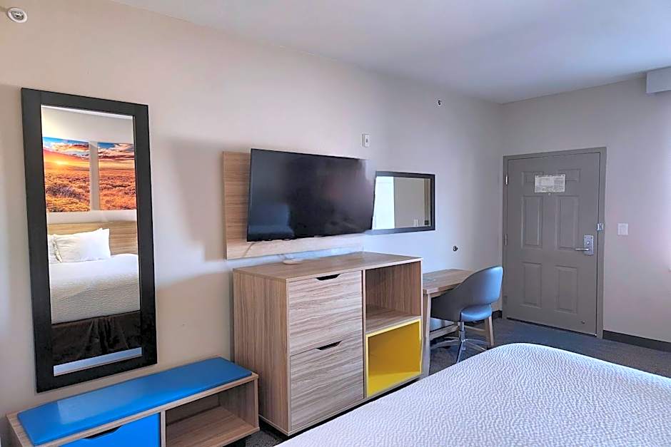 Days Inn & Suites by Wyndham Katy