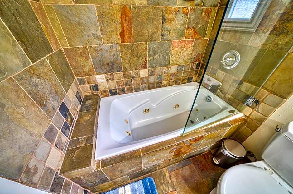 Moose and Maple Lodge