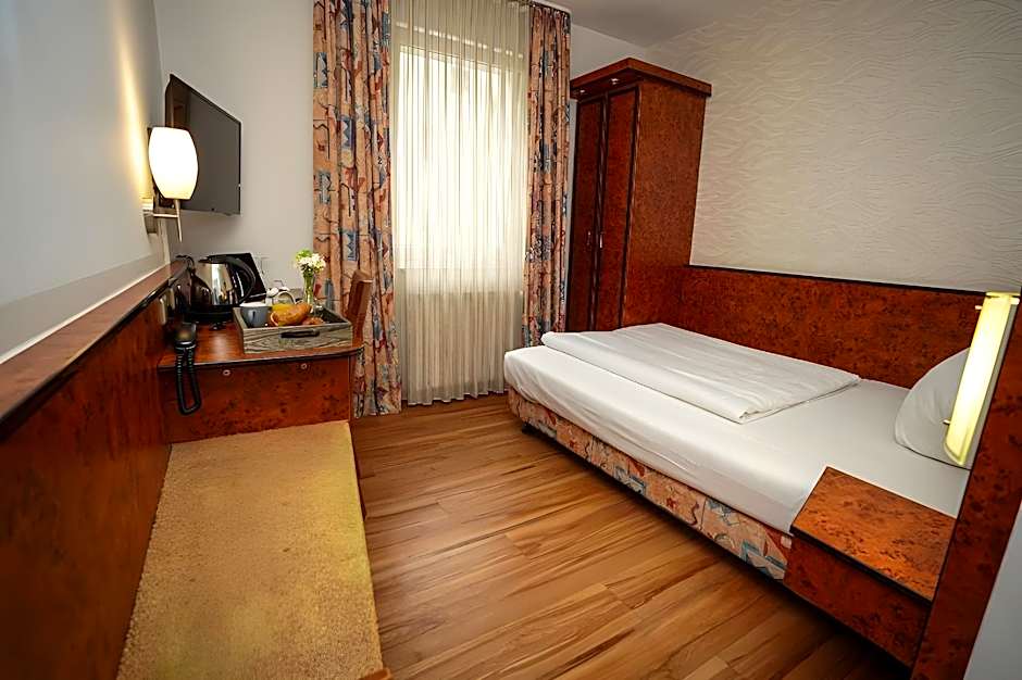 Photo 1 of 14 of Single Room