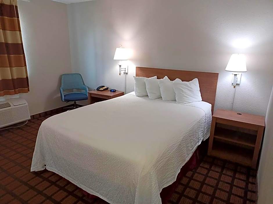 Days Inn & Suites by Wyndham Laredo