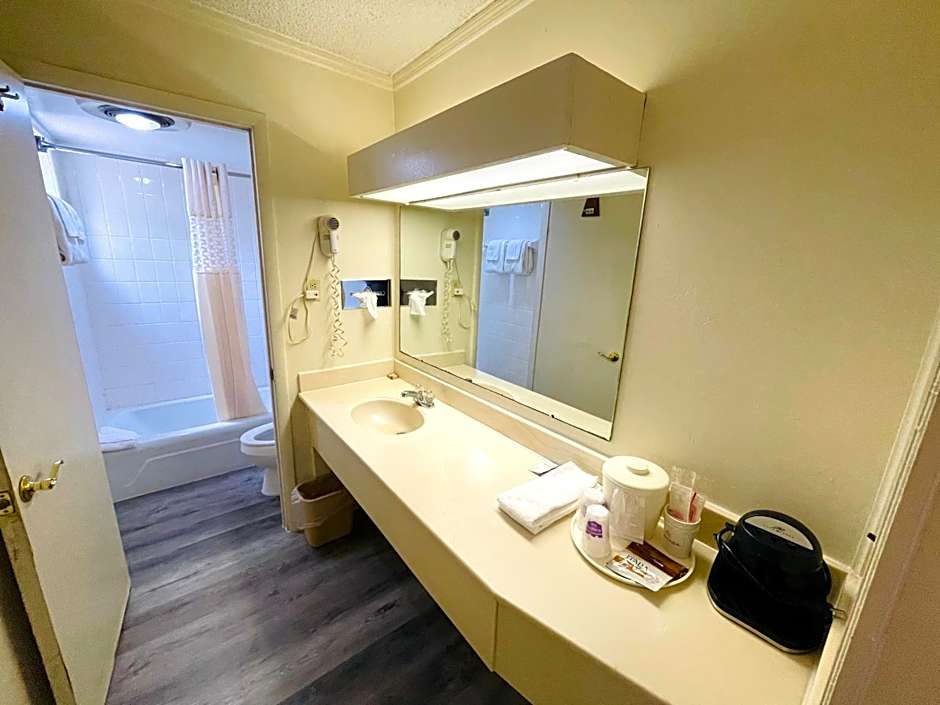 Relax Inn Perry National Fairgrounds Area I-75