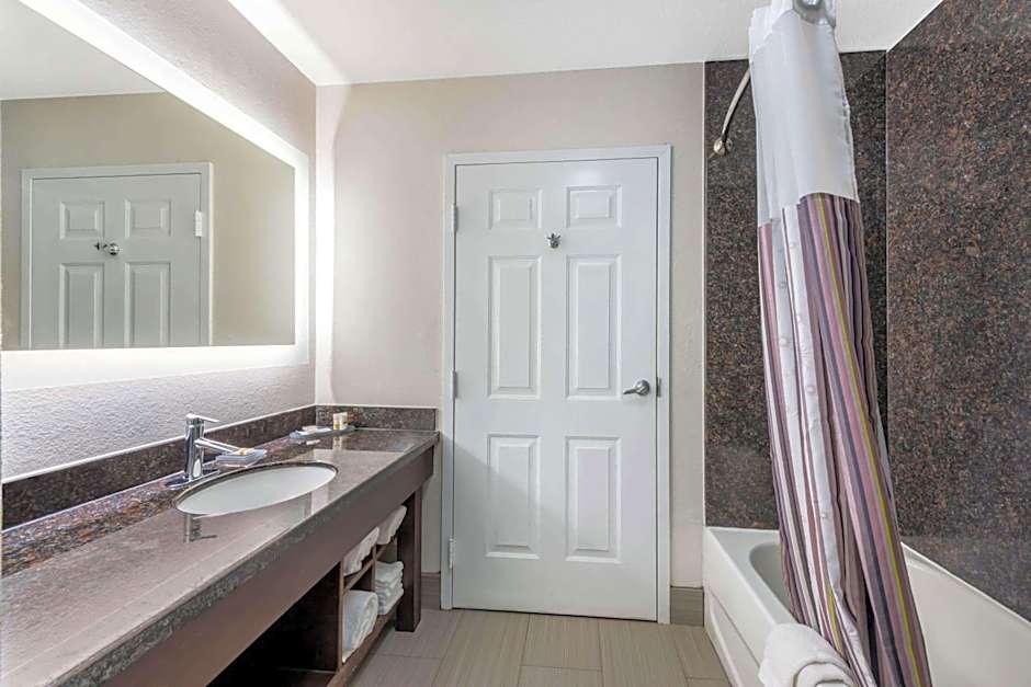 La Quinta Inn & Suites by Wyndham Orange