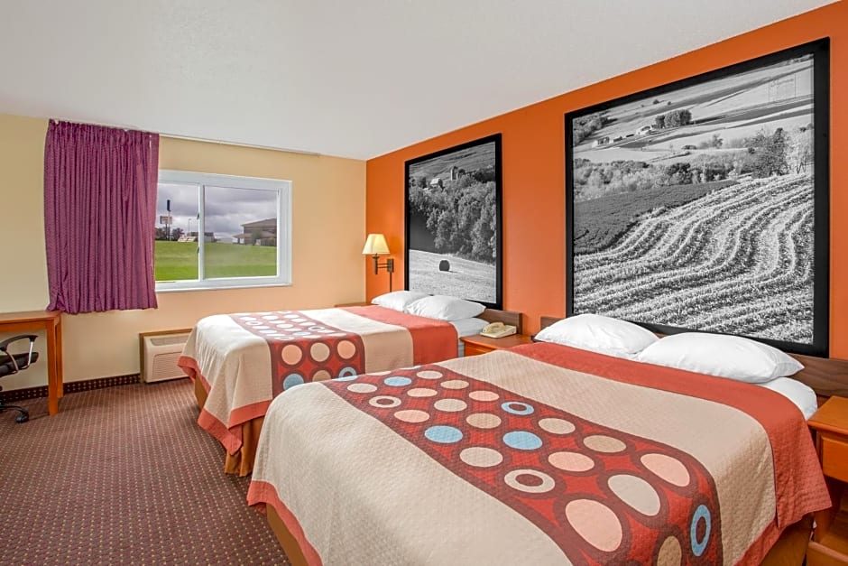 Super 8 by Wyndham Waverly