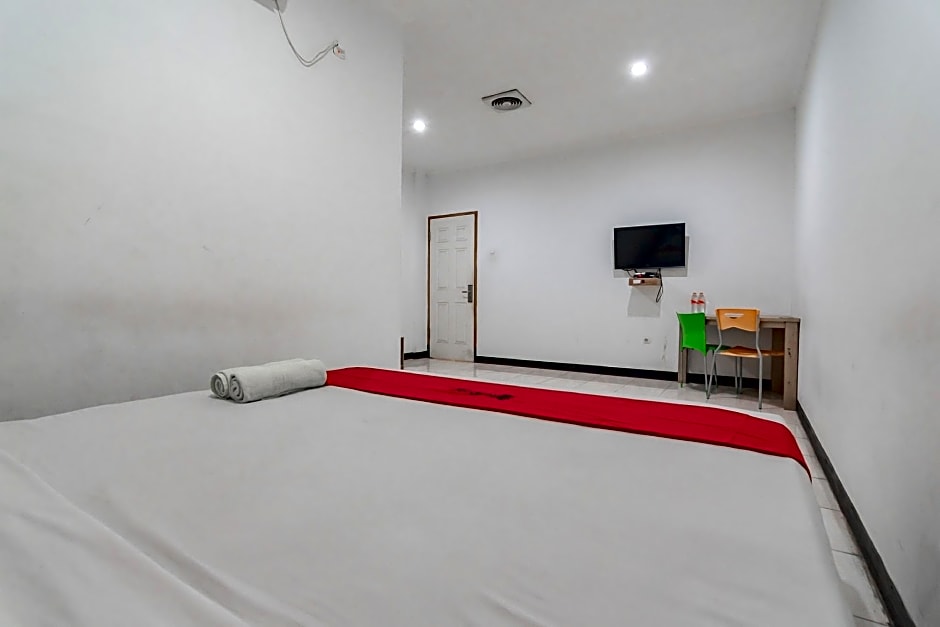 RedDoorz near Sukabumi Station 2