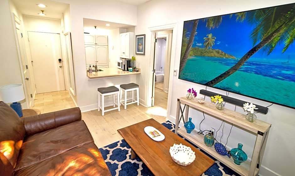 Tropical Beach Condo - Pool, Shops, 86" TV, WiFi