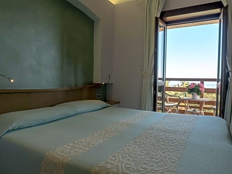 Double or Twin Room with Sea View