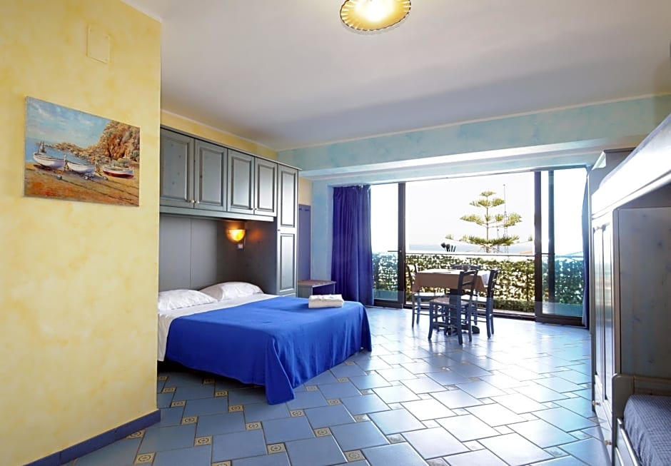 Three-room apartment a stones throw from the sea