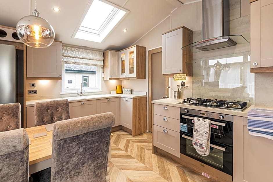 Lakeside Retreat Lodge With Hot Tub