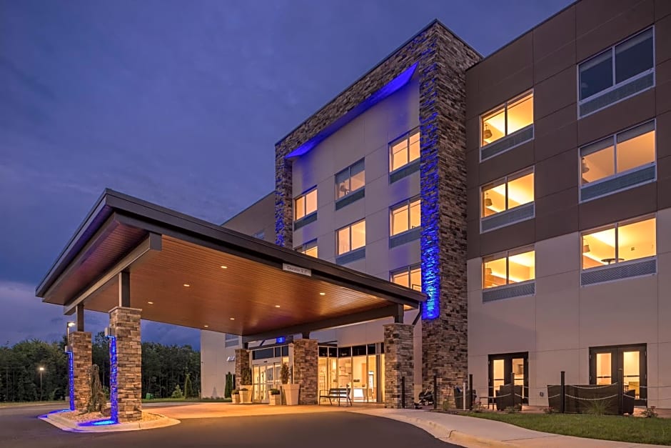 Holiday Inn Express & Suites Farmville