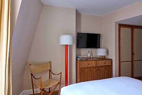 La Chambre Du Collectionneur by Gilbert Kann