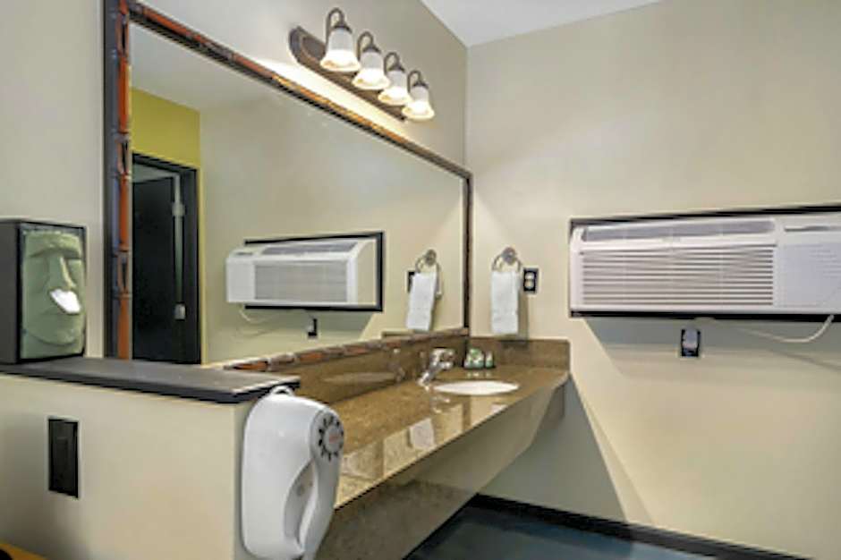 Caliente Tropics Hotel