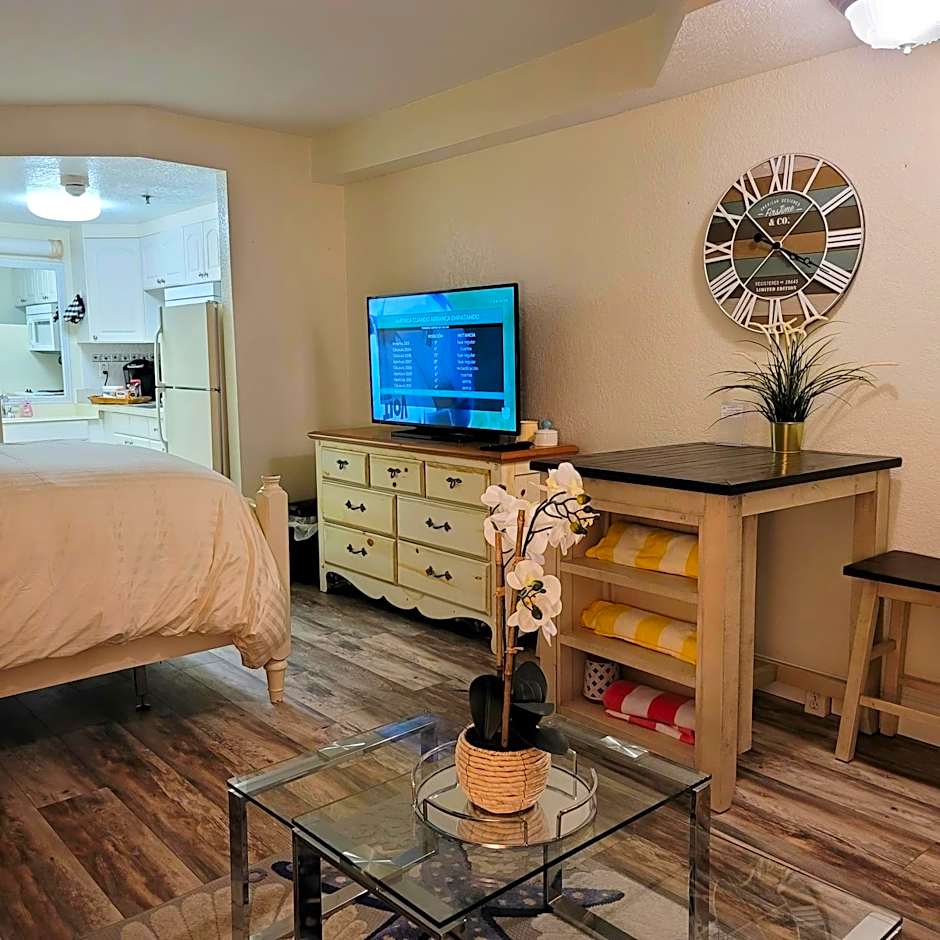 Stay ON the beach! Wonderful location!