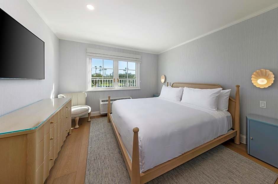 Bay Shores Peninsula Hotel