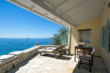 Bijou Studio Beachfront Kaminaki Villas