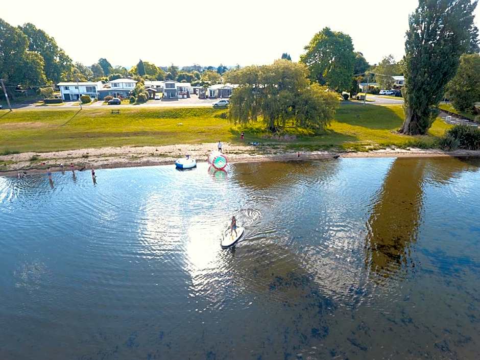 Jack & Di's Waiteti Lakefront Motel