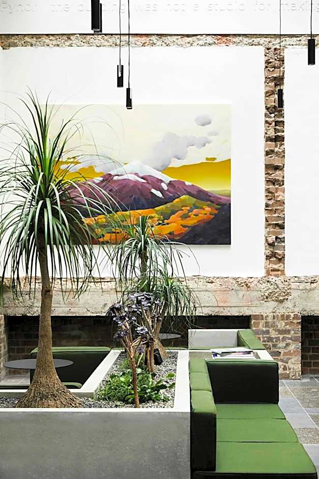 Paramount House Hotel