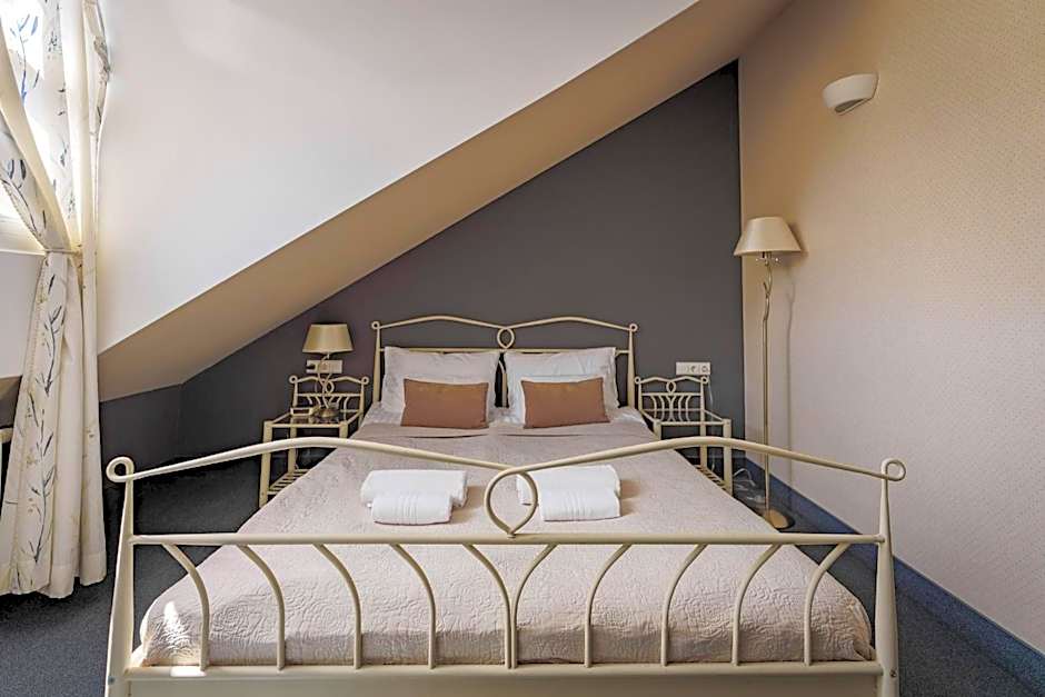 Moon Garden Old Town Hotel