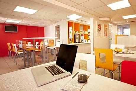 Triple Room (1 Double Bed + 1 Single Bed)