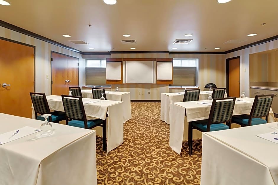 Holiday Inn Express Hotel & Suites Warwick-Providence Airport