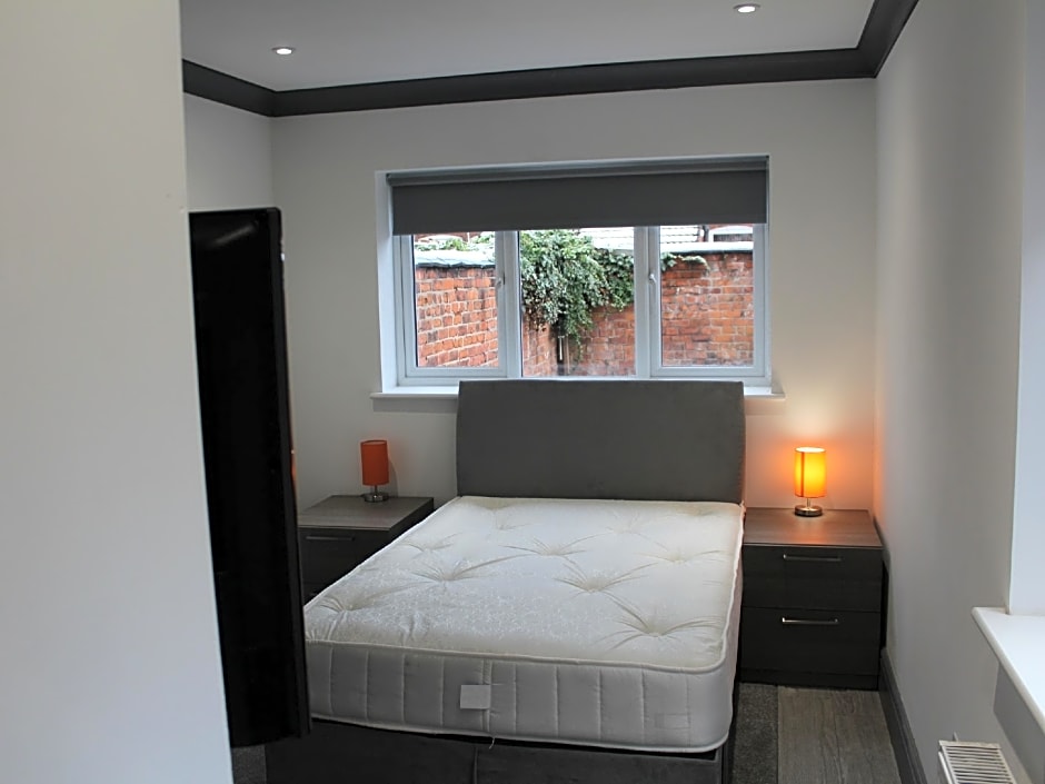 Townhouse @ 282 Walthall Street Crewe