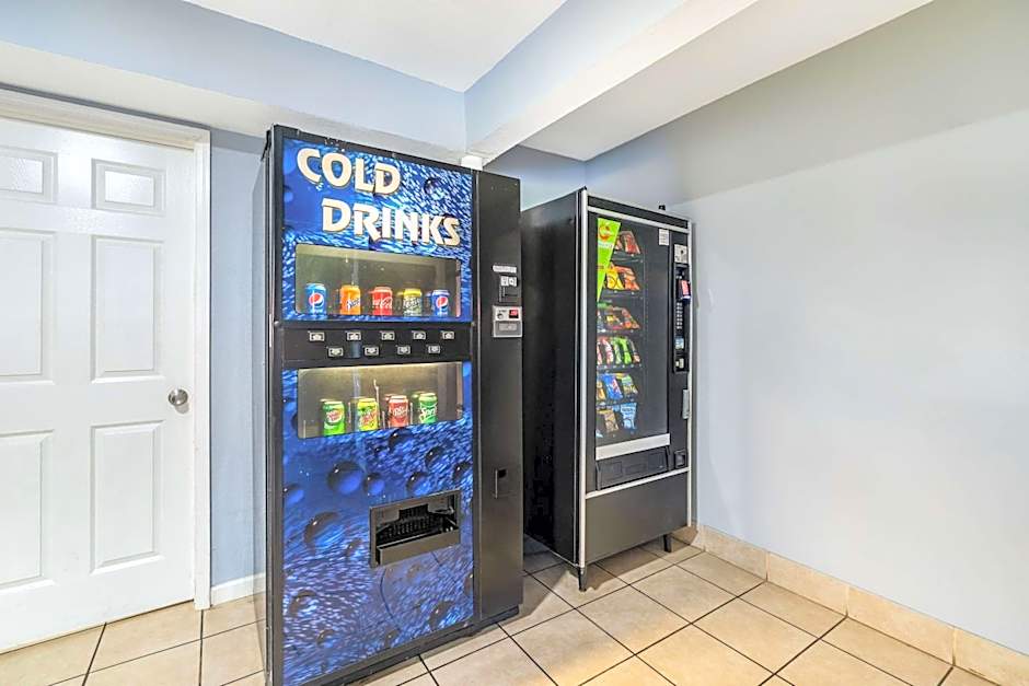 Econo Lodge Inn & Suites I-64 & Us 13