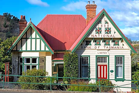 Derby Bank House- Heritage listed two bedroom old school B&B suite or a self contained cabin
