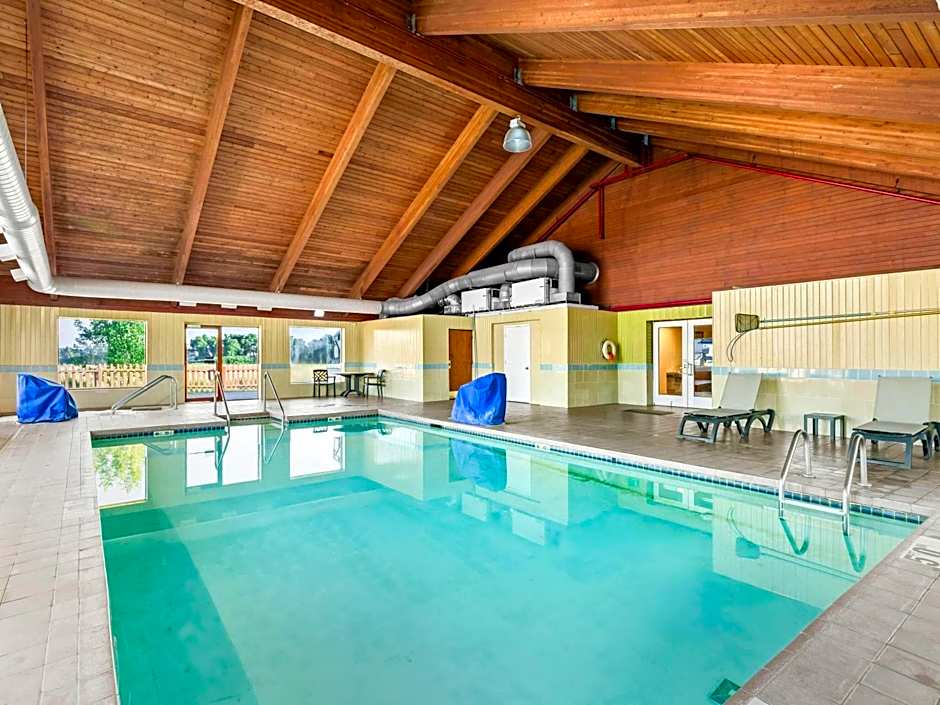 Super 8 by Wyndham Sturtevant Racine