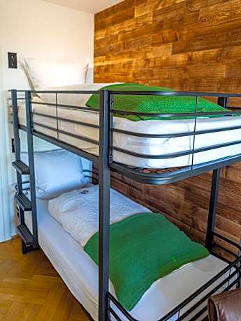 Etagenbett-Budet Zimmer WC über Flur