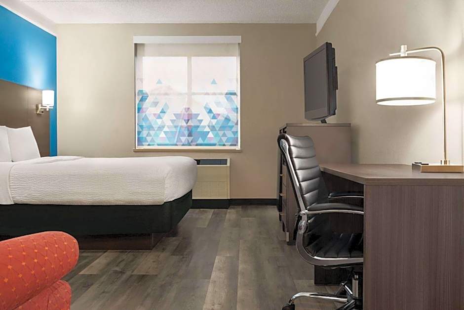 La Quinta Inn & Suites by Wyndham Madison American Center
