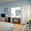 Deluxe Queen at the Curry Mansion - Parking & Heated Pool!