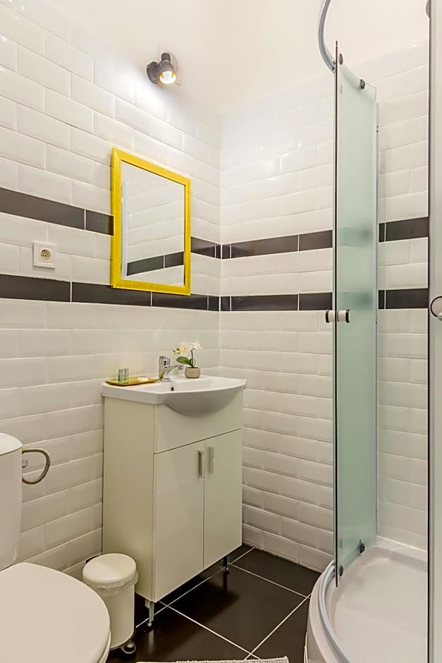 CHÂTEAU: Upscale Suites in Bucharest's Historical Center!