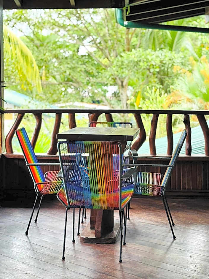 Hotel La Isla Inn
