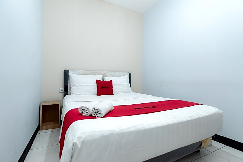 RedDoorz near Puri Indah Lippo Mall 2