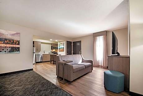 Queen Suite with Two Queen Beds, Sofa Bed, Full Kitchen and Shower - Non-Smoking