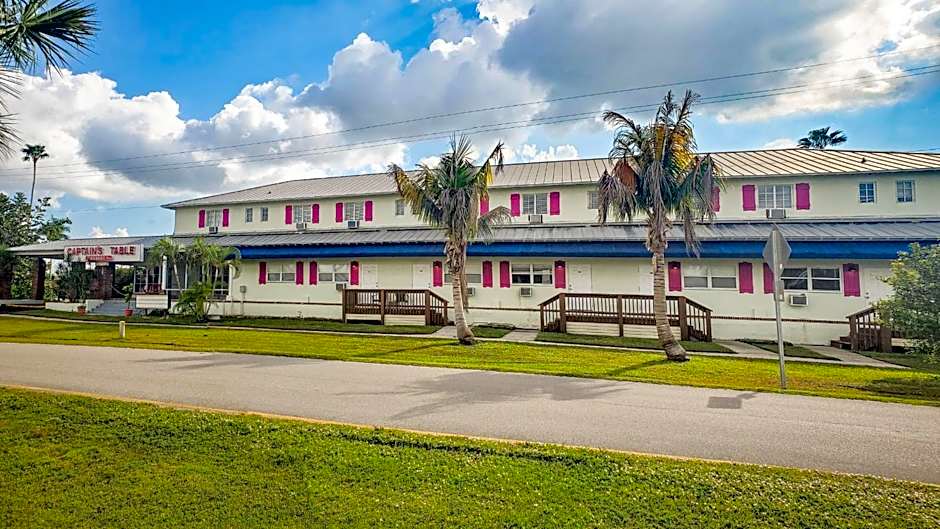 Captain's Table Hotel by Everglades Adventures