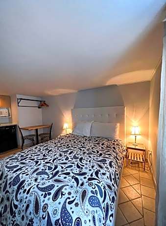 La Passe-Pierre, 1 Queen Bed with Kitchenette in the Semi-Basement (Low Ceiling - PP7)