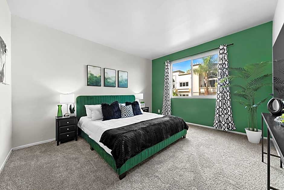 Beverly Hills Glamour Oasis 2 BR Apt with Parking 304