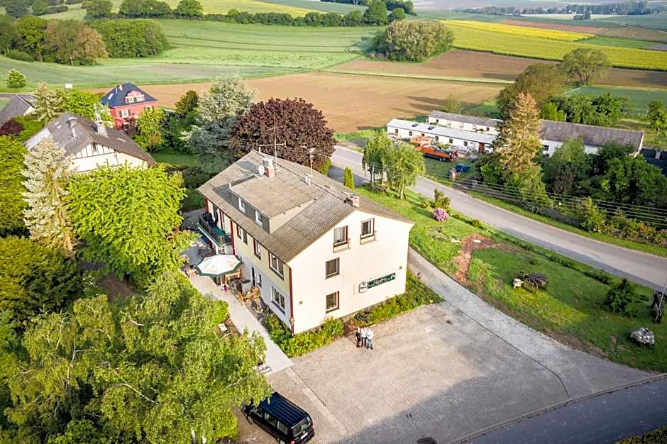 Landhaus vor Burg Eltz