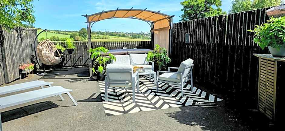 The Green Monkey Lux Suite at The Grumpy Schnauzer B&B Private Hot Tub, Gym, Breakfast, Stunning!