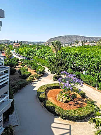 Family Room with Garden View