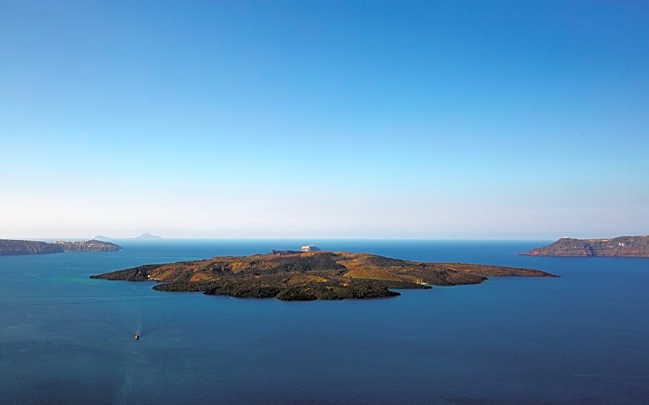 Caldera Cliff Illusion Suites